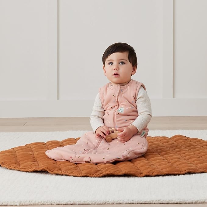 ergoPouch 1.0 Tog Jersey Sleeping Bag – Arms-Out Baby Sleep Sack, Ideal Transition from Swaddling, Slim Fit Keeps Baby Secure & Comfortable, Soft Breathable Fabric (8-24 Months, Daisies)